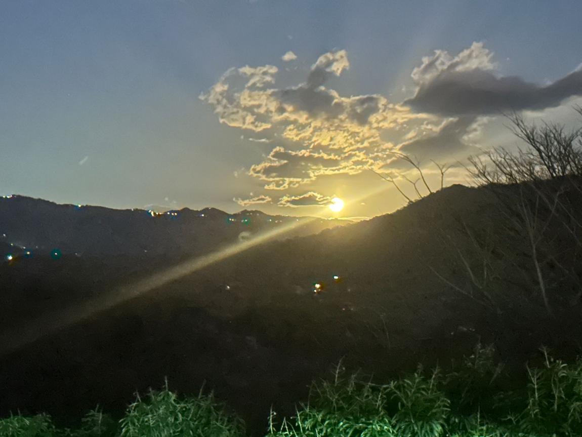Atardecer sobre las montañas de Turrubares
