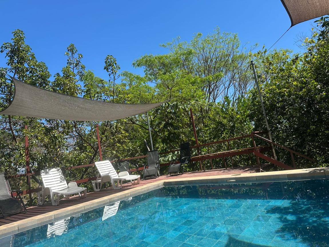 Piscina privada con toldo y jardines